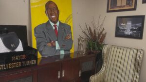 Bán đồ cũ cựu Thị trưởng Sylvester Turner hé lộ cuộc đời và di sản 6 Bán đồ cũ cựu Thị trưởng Sylvester Turner hé lộ cuộc đời và di sản
