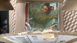 Người hâm mộ Taylor Swift tố cáo CD có chữ ký bị đánh cắp