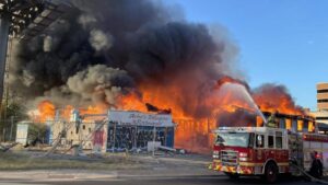 Cháy lớn tại một khách sạn bỏ hoang gần xa lộ I-35 ở Austin 5 Cháy lớn tại một khách sạn bỏ hoang gần xa lộ I-35 ở Austin