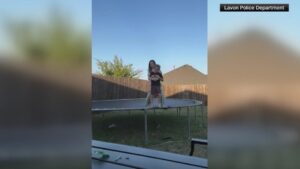 Bé gái 10 tuổi cứu anh trai khỏi nghẹn nhờ kỹ năng học được từ câu lạc bộ trông trẻ 11 Bé gái 10 tuổi cứu anh trai khỏi nghẹn nhờ kỹ năng học được từ câu lạc bộ trông trẻ