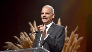 Cựu Bộ Trưởng Tư Pháp Eric Holder kêu gọi Dân Chủ chú trọng mở rộng Tối Cao Pháp Viện và giới hạn nhiệm kỳ
