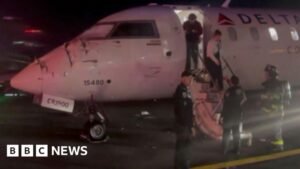 Hai máy bay Delta va chạm tại sân bay LaGuardia 25 Hai máy bay Delta va chạm tại sân bay LaGuardia