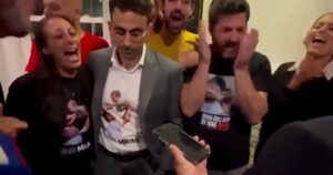 Tổng Thống Trump nói với gia đình con tin Israel: "Tất cả sẽ trở về" 14 Tổng Thống Trump nói với gia đình con tin Israel: “Tất cả sẽ trở về”