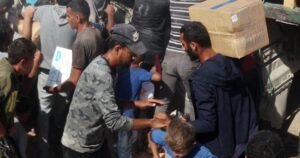 Người Palestine tranh nhau hàng viện trợ di chuyển qua Gaza 11 Người Palestine tranh nhau hàng viện trợ di chuyển qua Gaza