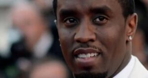 Tòa Bạch Ốc bác bỏ tin đồn về việc ân xá cho Sean Combs 3 Tòa Bạch Ốc bác bỏ tin đồn về việc ân xá cho Sean Combs