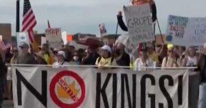 Cuộc biểu tình 'Không Vua' bắt đầu ở Washington 11 Cuộc biểu tình ‘Không Vua’ bắt đầu ở Washington