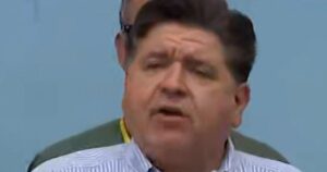 Thống đốc Illinois kêu gọi lòng dũng cảm tại cuộc biểu tình 'Không Vua' ở Chicago 10 Thống đốc Illinois kêu gọi lòng dũng cảm tại cuộc biểu tình ‘Không Vua’ ở Chicago