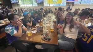 Người hâm mộ Seattle Mariners nghỉ làm để xem trận đấu thứ 3 với Tigers 11 Người hâm mộ Seattle Mariners nghỉ làm để xem trận đấu thứ 3 với Tigers