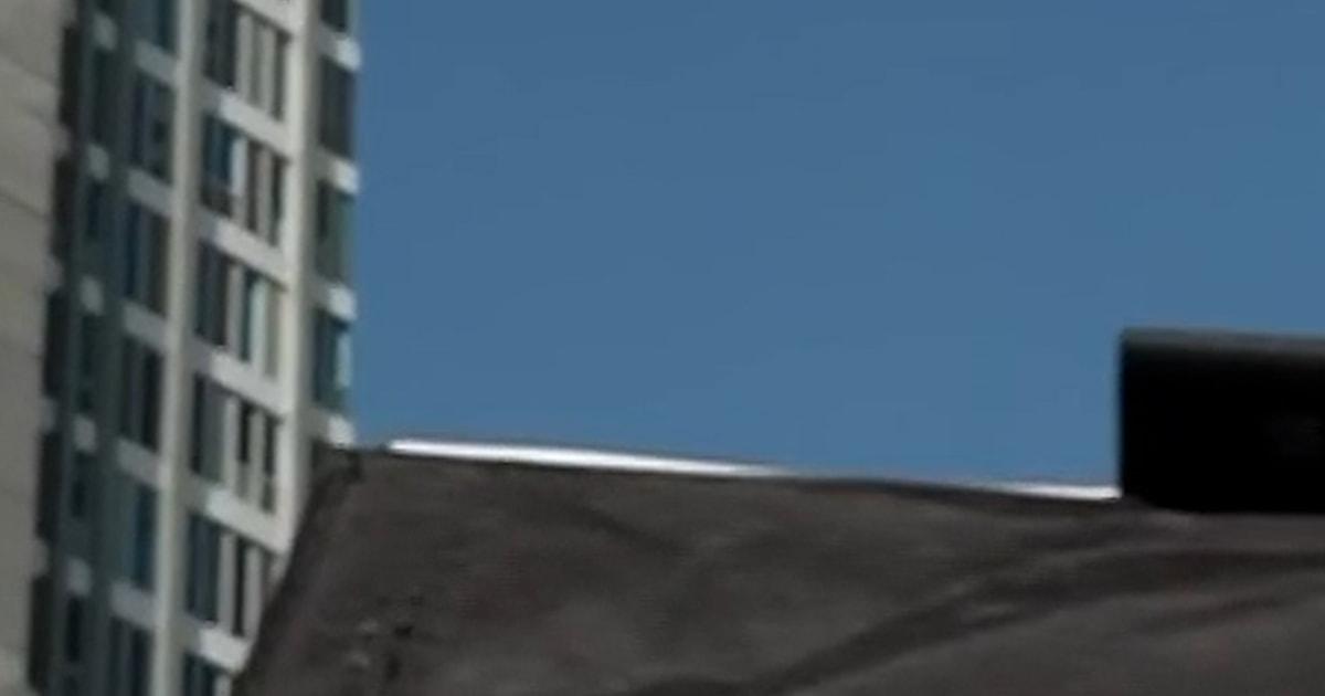 Đám đông reo hò khi trực thăng chở con tin được giải cứu 1 flyby ypnlkn