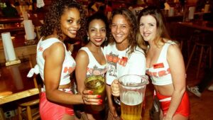 Lịch sử chuỗi nhà hàng Hooters: 5 sự thật có thể bạn chưa biết 8 Lịch sử chuỗi nhà hàng Hooters: 5 sự thật có thể bạn chưa biết