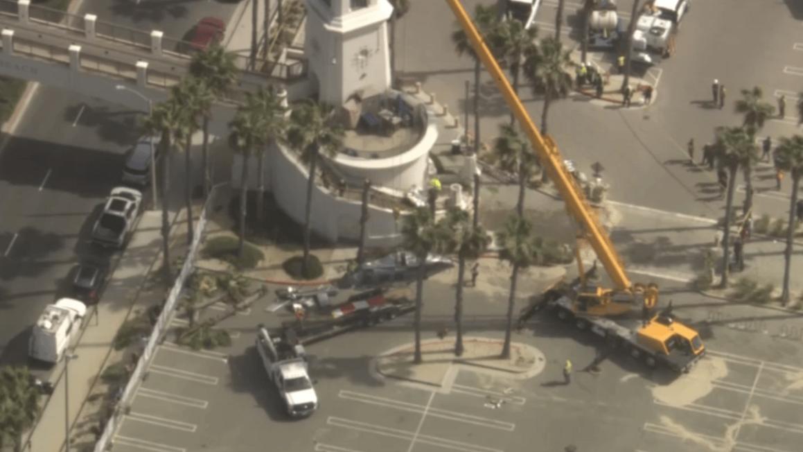 Trục vớt xác trực thăng từ hiện trường vụ tai nạn ở Huntington Beach 1 huntington beach helicopter removal october 13 2025