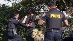 Hơn chục người bị bắt trong cuộc biểu tình chống ICE ở vùng ngoại ô Chicago 14 Hơn chục người bị bắt trong cuộc biểu tình chống ICE ở vùng ngoại ô Chicago