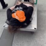 Video ICE lan truyền: Cơ quan dùng xe đẩy di chuyển người biểu tình ở Portland, nói 'Không chịu đi? Chúng tôi chở đi' 30 Video ICE lan truyền: Cơ quan dùng xe đẩy di chuyển người biểu tình ở Portland, nói ‘Không chịu đi? Chúng tôi chở đi’