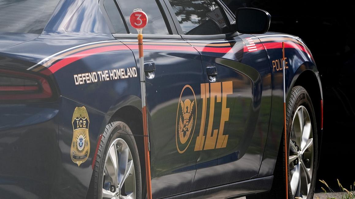 Quan tòa chặn chính quyền Trump giam giữ di dân vị thành niên 1 ice vehicle