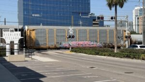 Kẹt xe ở khu Upper Kirby của Houston vì tàu hỏa gặp sự cố 8 Kẹt xe ở khu Upper Kirby của Houston vì tàu hỏa gặp sự cố