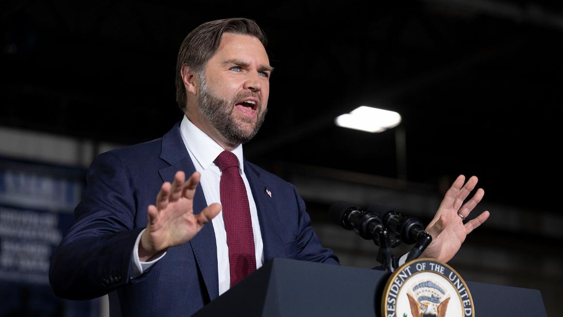 Phó Tổng thống JD Vance kêu gọi người trẻ trưởng thành, cho rằng tin nhắn của ứng viên AG Virginia tệ hơn 1 jd vance speaks at big event