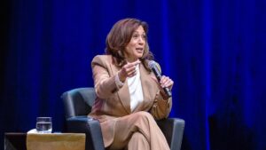 Bà Kamala Harris cho biết cử tri của Tổng Thống Donald Trump cảm thấy bị lừa dối về việc trục xuất 20 Bà Kamala Harris cho biết cử tri của Tổng Thống Donald Trump cảm thấy bị lừa dối về việc trục xuất