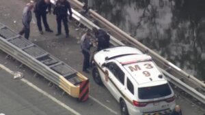 Hai người bị bắt sau khi xe tông xe cảnh sát trên xa lộ I-95 2 Hai người bị bắt sau khi xe tông xe cảnh sát trên xa lộ I-95