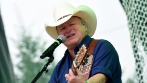 Ngôi sao nhạc Đồng quê Mark Chesnutt phải nhập viện khẩn cấp và hủy bỏ các buổi biểu diễn sắp tới 10 Ngôi sao nhạc Đồng quê Mark Chesnutt phải nhập viện khẩn cấp và hủy bỏ các buổi biểu diễn sắp tới