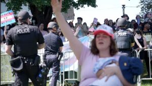 Seattle bị kiện sau khi Thị trưởng đổ lỗi cho người Thiên Chúa giáo về vụ xô xát với những kẻ kích động cánh tả 24 Seattle bị kiện sau khi Thị trưởng đổ lỗi cho người Thiên Chúa giáo về vụ xô xát với những kẻ kích động cánh tả