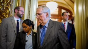 Thượng Nghị Sĩ Mitch McConnell té ngã tại hành lang Quốc Hội 13 Thượng Nghị Sĩ Mitch McConnell té ngã tại hành lang Quốc Hội