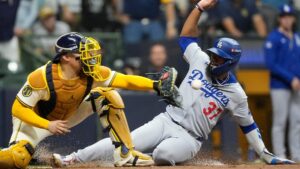 Brewers tạo nên pha bóng đôi kỳ lạ trước Dodgers 10 Brewers tạo nên pha bóng đôi kỳ lạ trước Dodgers