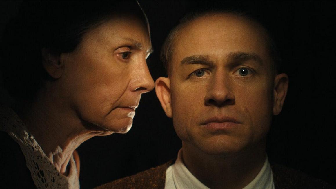 Sự thật kinh hoàng về Ed Gein trong loạt phim của Netflix 1 monster ed gein story laurie metcalf charlie hunnam