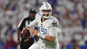CĐV Bills 'chộp' bóng của Josh Allen, bỏ chạy! 3 CĐV Bills ‘chộp’ bóng của Josh Allen, bỏ chạy!