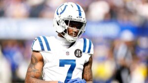 Cầu thủ của đội Indianapolis Colts dính chấn thương đầu trong lúc khởi động 2 Cầu thủ của đội Indianapolis Colts dính chấn thương đầu trong lúc khởi động