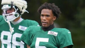 Garrett Wilson bộc lộ sự bực bội với HLV trưởng Jets ngay tại sân 16 Garrett Wilson bộc lộ sự bực bội với HLV trưởng Jets ngay tại sân