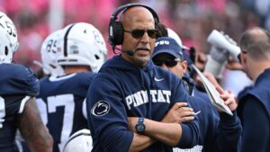 Huấn luyện viên trưởng Penn State, James Franklin, bị sa thải sau trận thua bất ngờ trước Northwestern 6 Huấn luyện viên trưởng Penn State, James Franklin, bị sa thải sau trận thua bất ngờ trước Northwestern