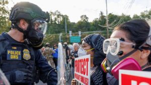 Thành viên Hội đồng Thành phố Portland khuyên người biểu tình sử dụng điện thoại 'burner' và ứng dụng mã hóa để tránh bị theo dõi 9 Thành viên Hội đồng Thành phố Portland khuyên người biểu tình sử dụng điện thoại ‘burner’ và ứng dụng mã hóa để tránh bị theo dõi