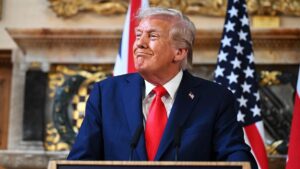 Bóng ma của Tổng thống Trump phủ bóng các cuộc đua căng thẳng trước thềm bầu cử một tháng 15 Bóng ma của Tổng thống Trump phủ bóng các cuộc đua căng thẳng trước thềm bầu cử một tháng