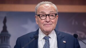 Bernie Sanders Tranh Cãi Với Sinh Viên Về Lãnh Đạo Của Chuck Schumer Trong Đợt Đóng Cửa Chính Phủ 19 Bernie Sanders Tranh Cãi Với Sinh Viên Về Lãnh Đạo Của Chuck Schumer Trong Đợt Đóng Cửa Chính Phủ