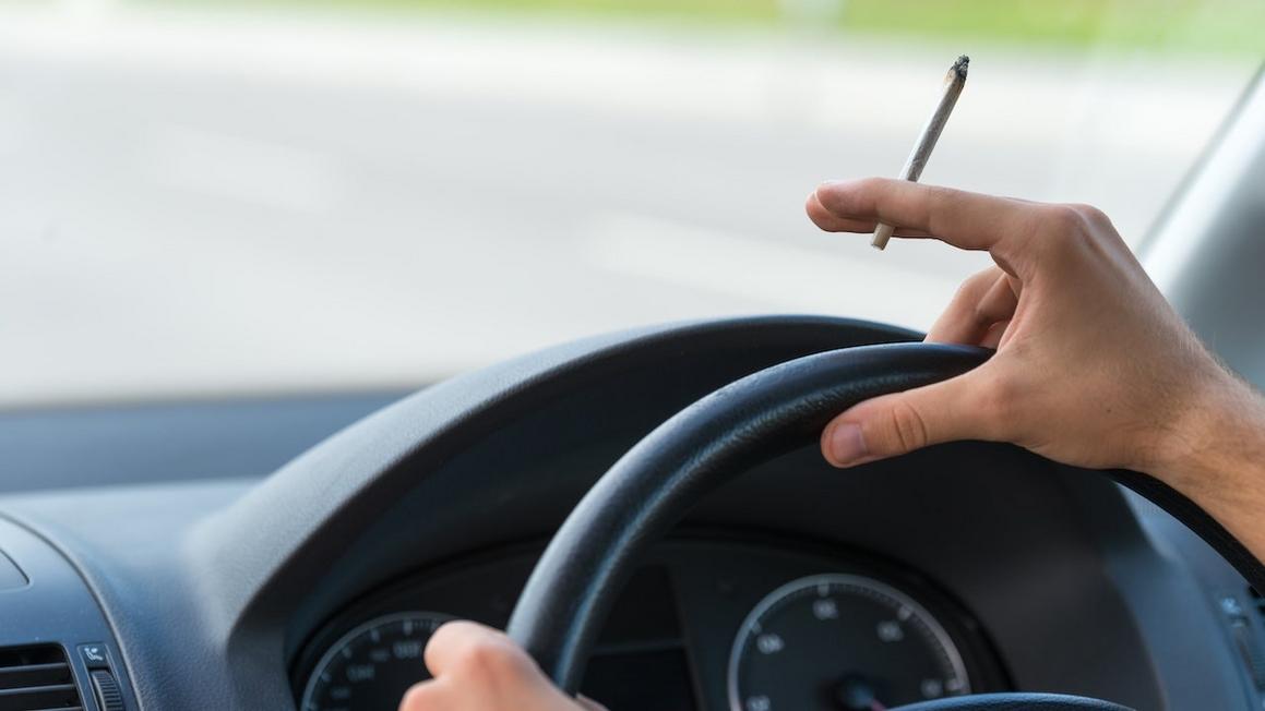 Tai nạn chết người gia tăng do lái xe phê thuốc 1 smoking joint while driving