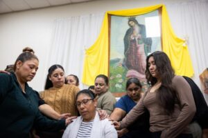 Chồng bị trục xuất về Mexico, người vợ quyết định rời California để đoàn tụ 2 Chồng bị trục xuất về Mexico, người vợ quyết định rời California để đoàn tụ