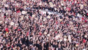 Texas Tech Điều tra Vụ Dao Tưởng ném về Phía Nhân viên Kansas 9 Texas Tech Điều tra Vụ Dao Tưởng ném về Phía Nhân viên Kansas