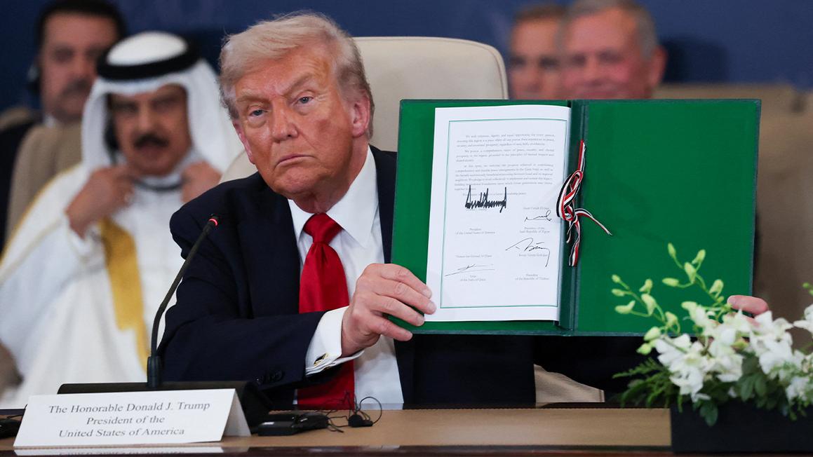 Time vinh danh kế hoạch hòa bình Israel-Hamas là 'thắng lợi' của Tổng Thống Donald Trump 1 trump signing peace deal 1