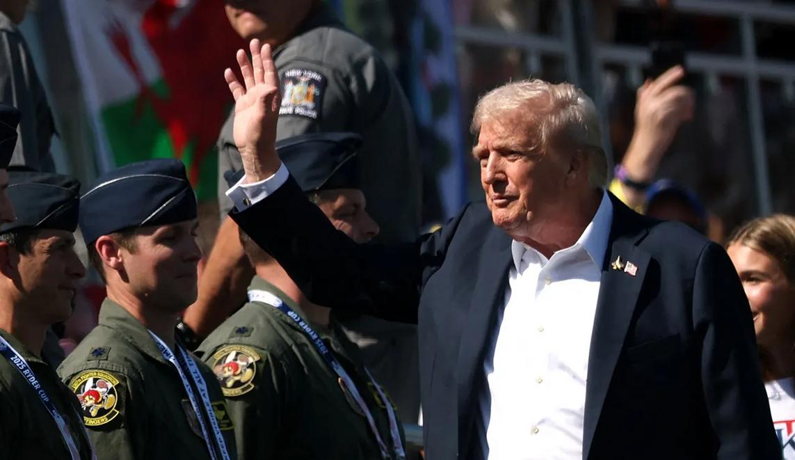 Ny NYPD Đình Chỉ Quyền Vụ Bắt Giữ Tại Ryder Cup Khi Một Thám Tử Giả Mạo Là Lực Lượng An Ninh Của Tổng Thống Trump 1 trump waving bethpage 10125
