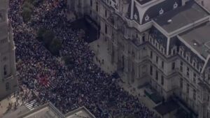 Hàng ngàn người tham gia biểu tình ‘Không Vua’ tại Trung tâm Thành phố Philadelphia 14 Hàng ngàn người tham gia biểu tình ‘Không Vua’ tại Trung tâm Thành phố Philadelphia