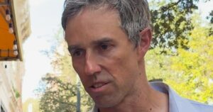 Beto O'Rourke tự hào tham gia cuộc biểu tình 'No Kings' ở Austin 25 Beto O’Rourke tự hào tham gia cuộc biểu tình ‘No Kings’ ở Austin