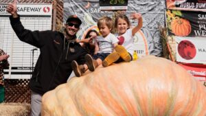 Kỹ Sư California Thắng Cuộc Thi Bí Ngô Với Trái Nặng 2.346 Pound 24 Kỹ Sư California Thắng Cuộc Thi Bí Ngô Với Trái Nặng 2.346 Pound