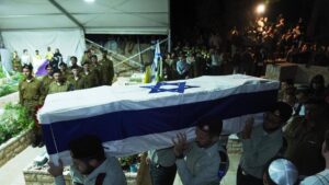 Hai con tin được trả tự do về dự tang lễ đồng đội tử trận tại Gaza 4 Hai con tin được trả tự do về dự tang lễ đồng đội tử trận tại Gaza