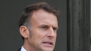 Macron chuẩn bị bổ nhiệm Thủ tướng mới để giải quyết bất ổn 6 Macron chuẩn bị bổ nhiệm Thủ tướng mới để giải quyết bất ổn