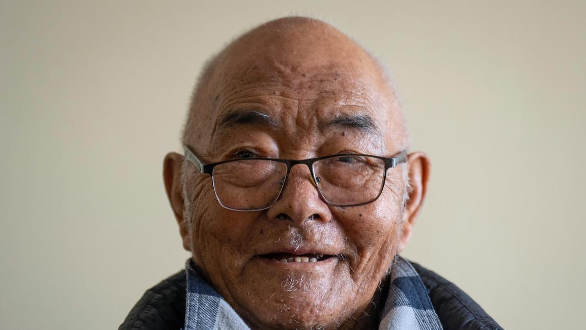 Thành viên cuối cùng của đoàn thám hiểm Everest đầu tiên, Kanchha Sherpa, qua đời ở tuổi 92 1