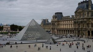 Trang sức quý giá bị trộm tại Bảo tàng Louvre 6 Trang sức quý giá bị trộm tại Bảo tàng Louvre