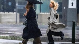 Một người thiệt mạng tại Ireland khi bão Amy đổ bộ Bắc Âu với gió mạnh và mưa lớn 10 Một người thiệt mạng tại Ireland khi bão Amy đổ bộ Bắc Âu với gió mạnh và mưa lớn