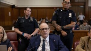 Hai bồi thẩm viên nói họ bị áp lực buộc tội Harvey Weinstein và hối tiếc 10 Hai bồi thẩm viên nói họ bị áp lực buộc tội Harvey Weinstein và hối tiếc