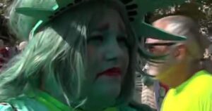 Những người tham dự cuộc biểu tình 'Không Vua' tại D.C. nói lý do họ xuống đường 19 Những người tham dự cuộc biểu tình ‘Không Vua’ tại D.C. nói lý do họ xuống đường