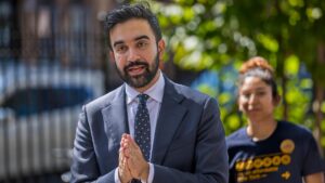 Ứng cử viên Thị trưởng New York bị chỉ trích vì ảnh chụp với quan chức Uganda 20 Ứng cử viên Thị trưởng New York bị chỉ trích vì ảnh chụp với quan chức Uganda